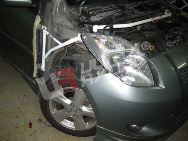 Toyota-Yaris-HB-05+-UltraRacing-3-Point-Fender-Brackets