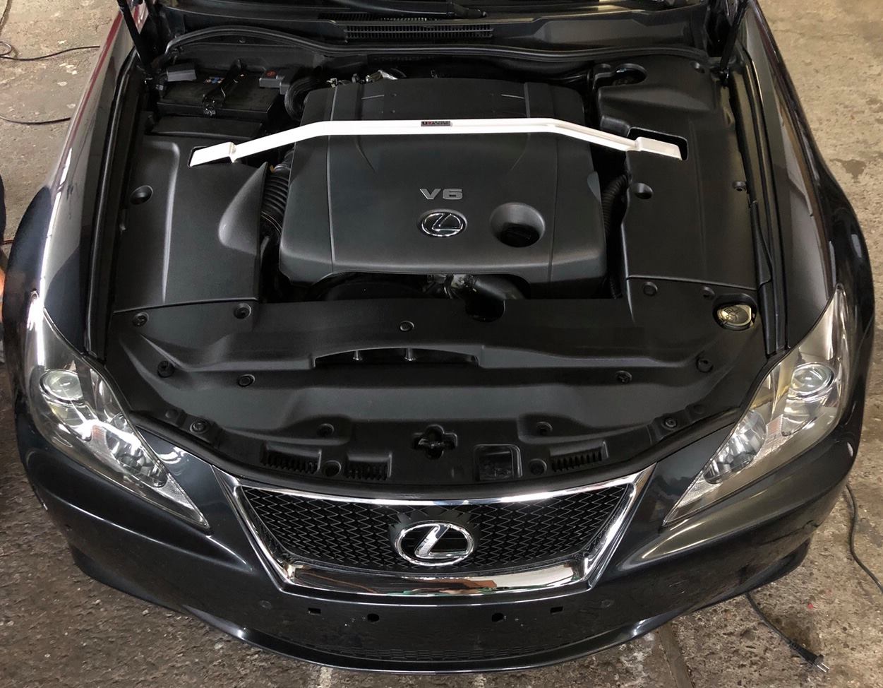 Lexus-IS250/350-05-09-UltraRacing-Front-Upper-Strutbar