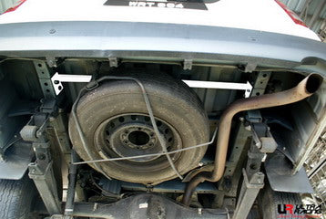 Toyota-Hiace/H200-04+-UltraRacing-2-Point-Rear-Torsion-Bar
