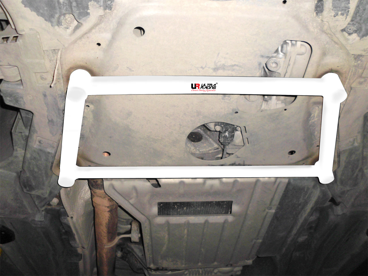 BMW-X6-E71-08+-UltraRacing-4-Point-Front-Lower-Brace