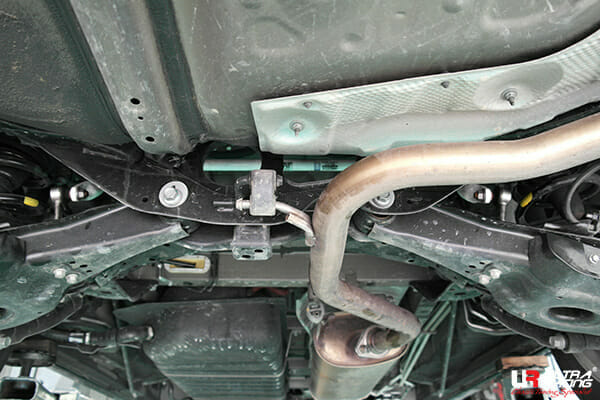 Toyota-Alphard-AH30-Ultra-Racing-Rear-Sway-Bar