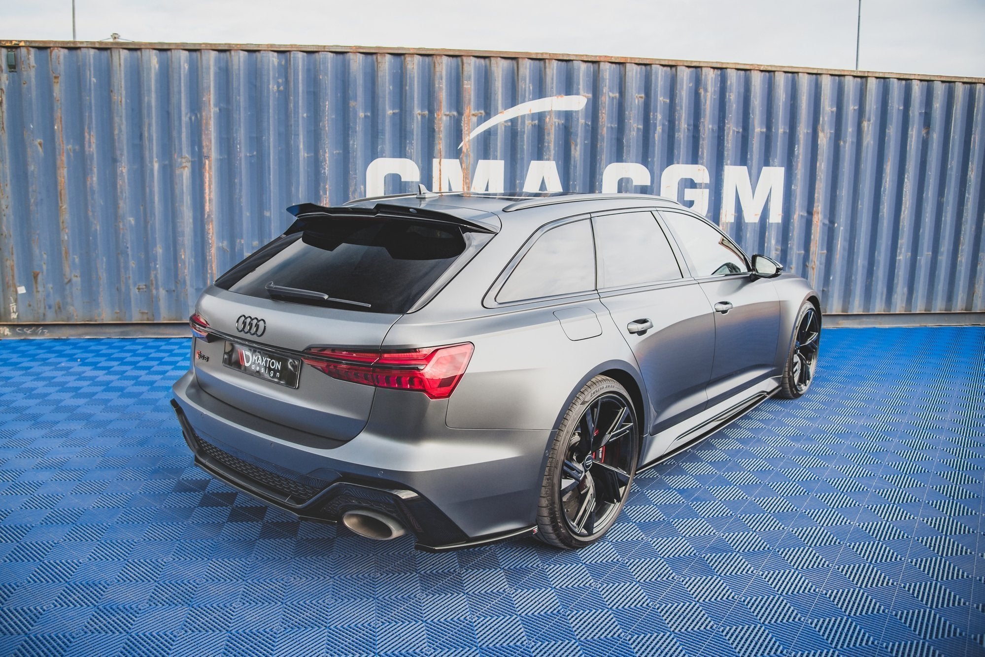 Central-Rear-Splitter-Audi-RS6-C8-/-RS7-C8---Gloss-Black