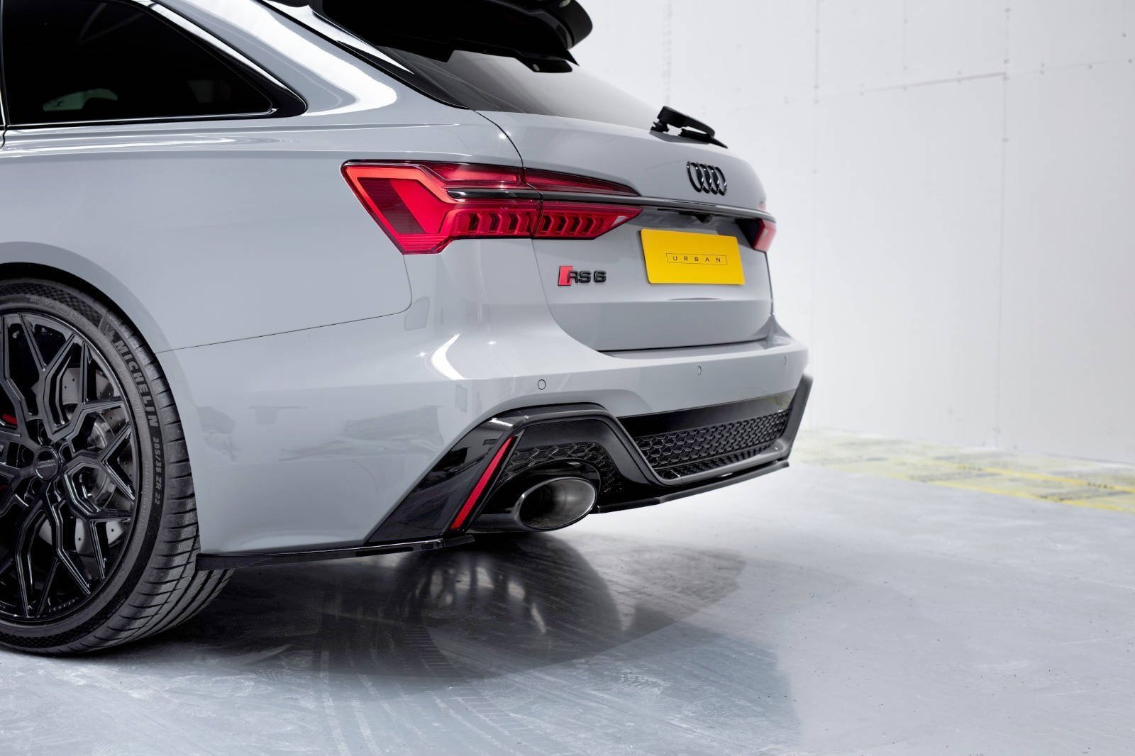 Central-Rear-Splitter-Audi-RS6-C8-/-RS7-C8---Gloss-Black