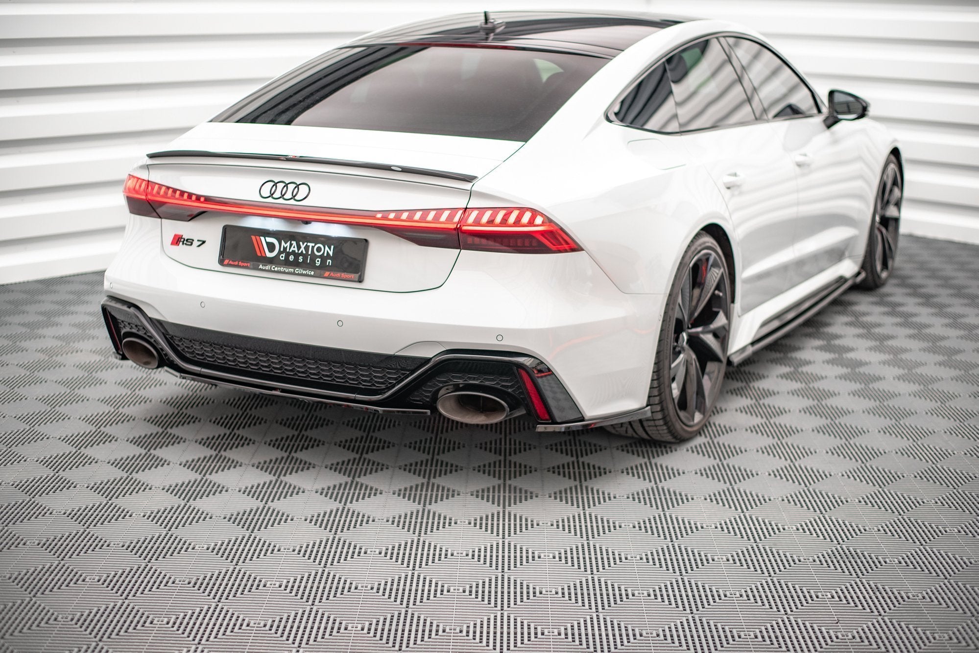 Central-Rear-Splitter-Audi-RS6-C8-/-RS7-C8---Gloss-Black