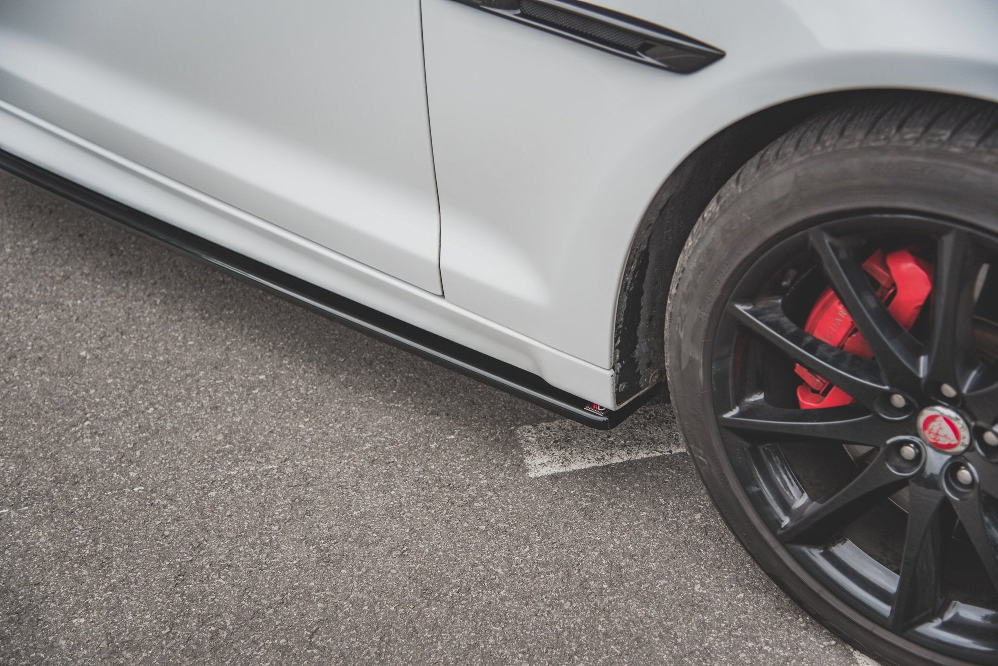Side-Skirts-Diffusers-Jaguar-XJ-X351---Gloss-Black