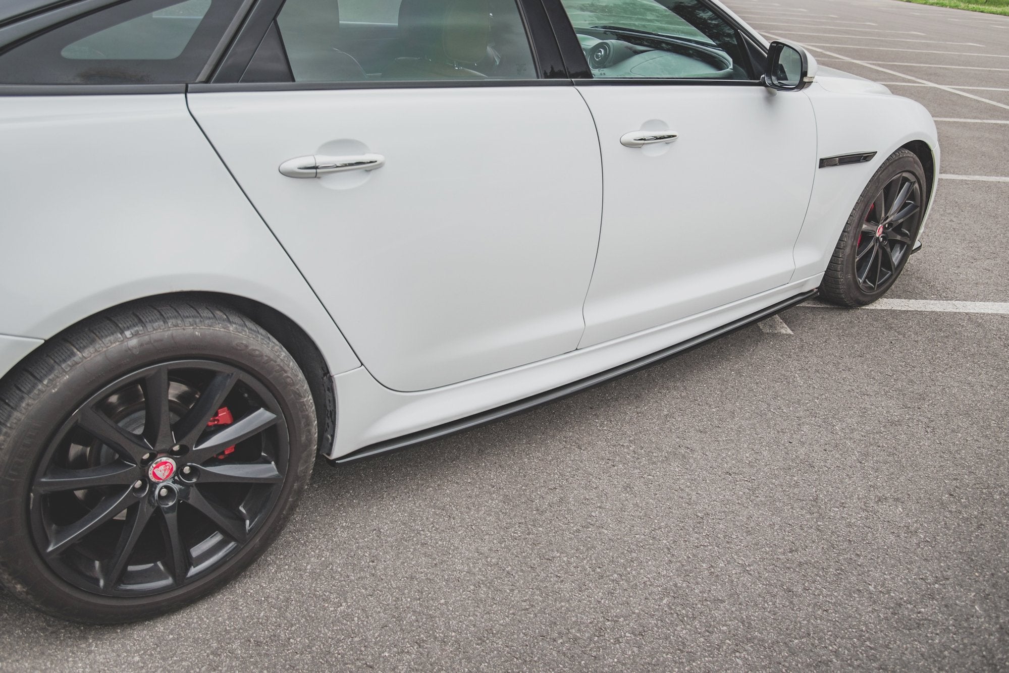 Side-Skirts-Diffusers-Jaguar-XJ-X351---Gloss-Black