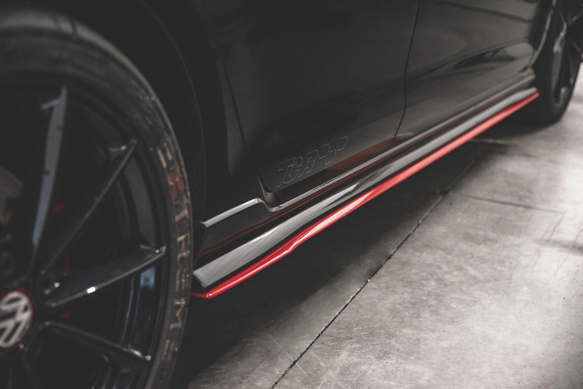 Side-Skirts-Diffusers-VW-Golf-7-GTi-Tcr---Gloss-Black