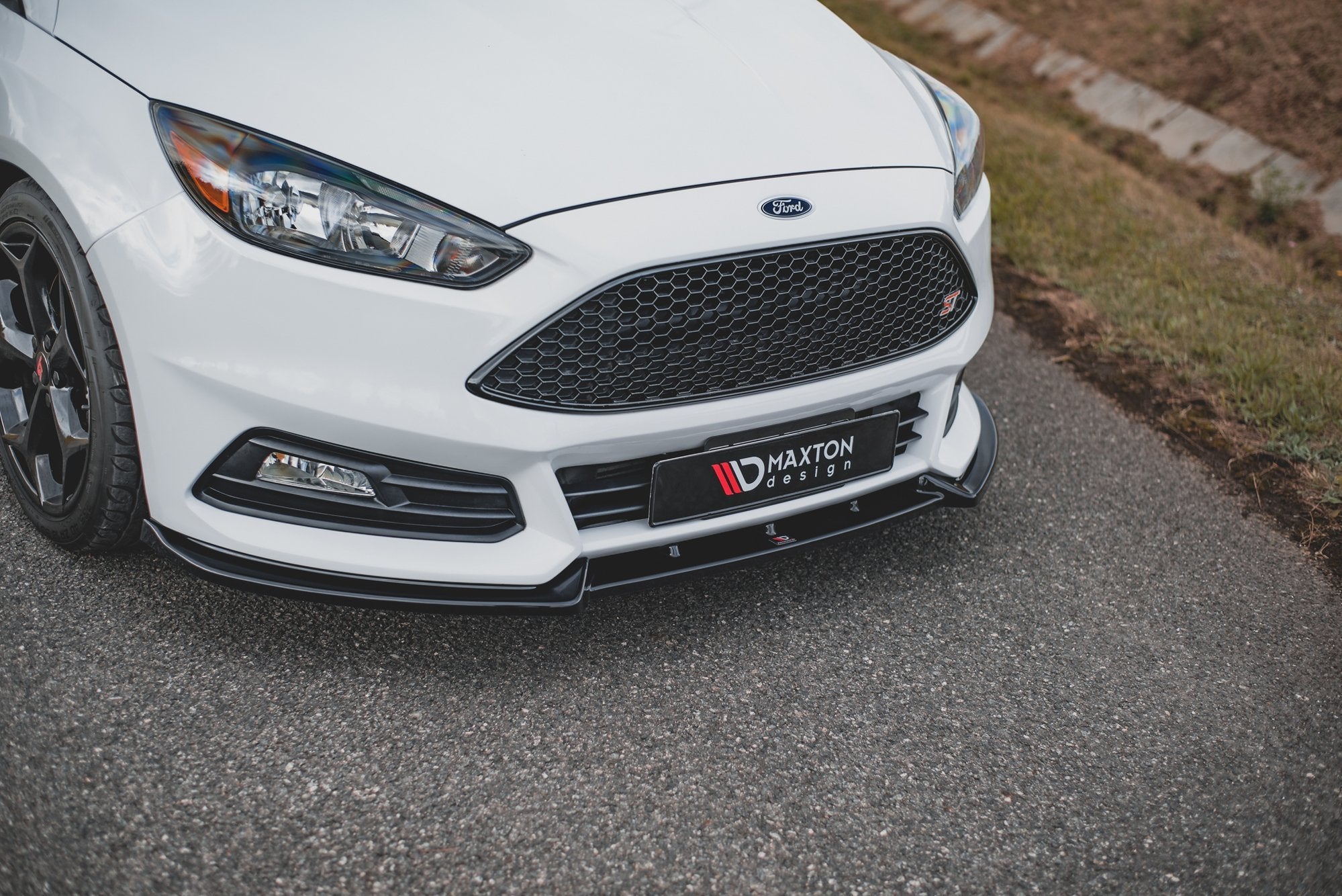 Front-Splitter-V.4-Ford-Focus-ST-MK3-Facelift---Gloss-Black
