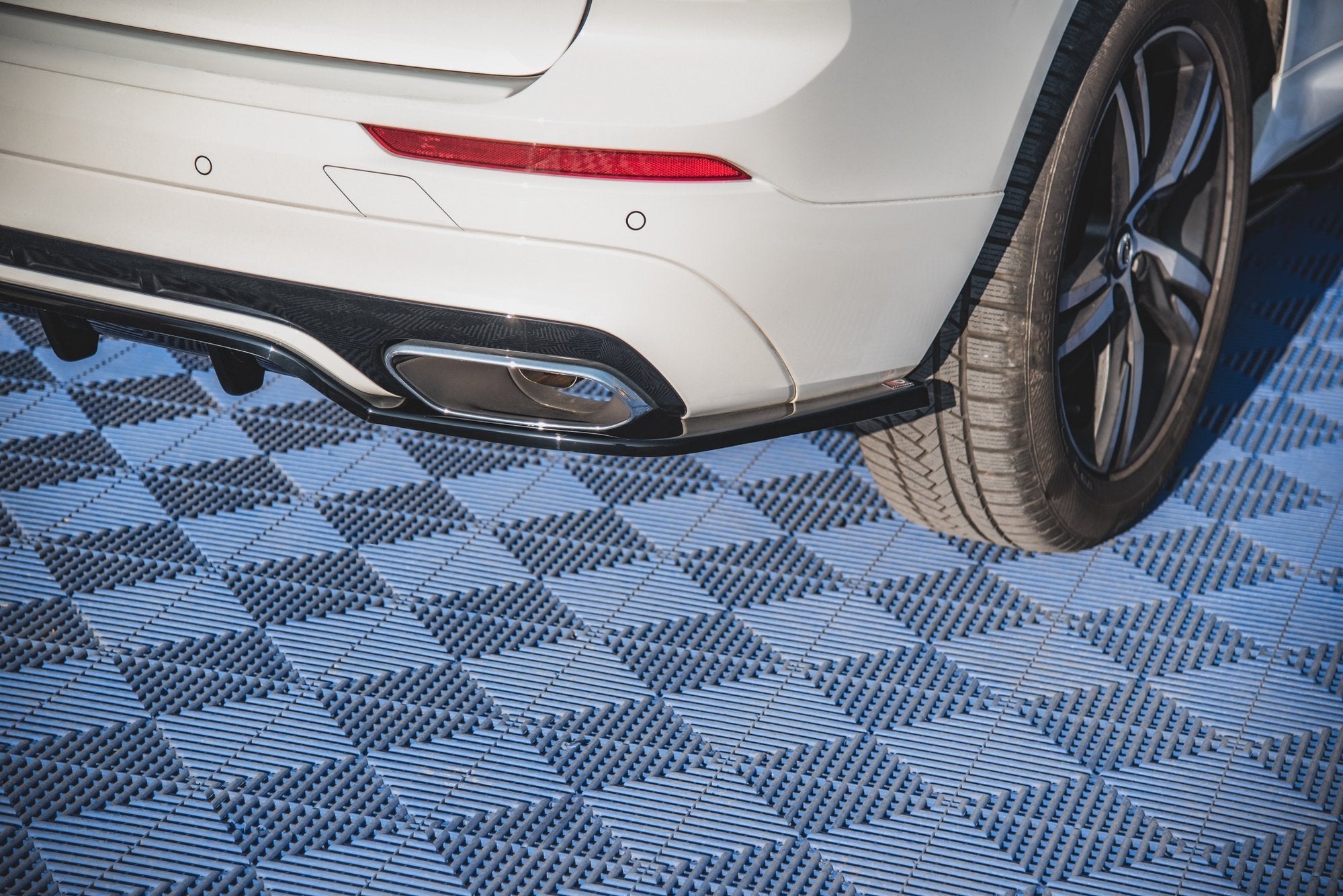 Central-Rear-Splitter-Volvo-XC60-MK2-R-Design-GB