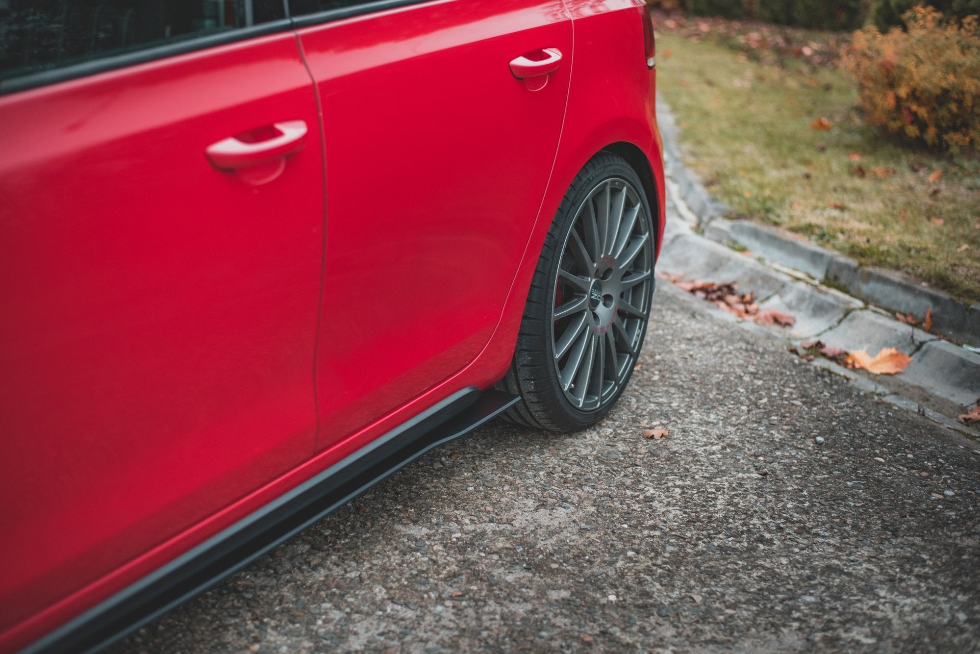 Side-Skirts-Diffusers-Volkswagen-Golf-GTi-MK6-Red-Line