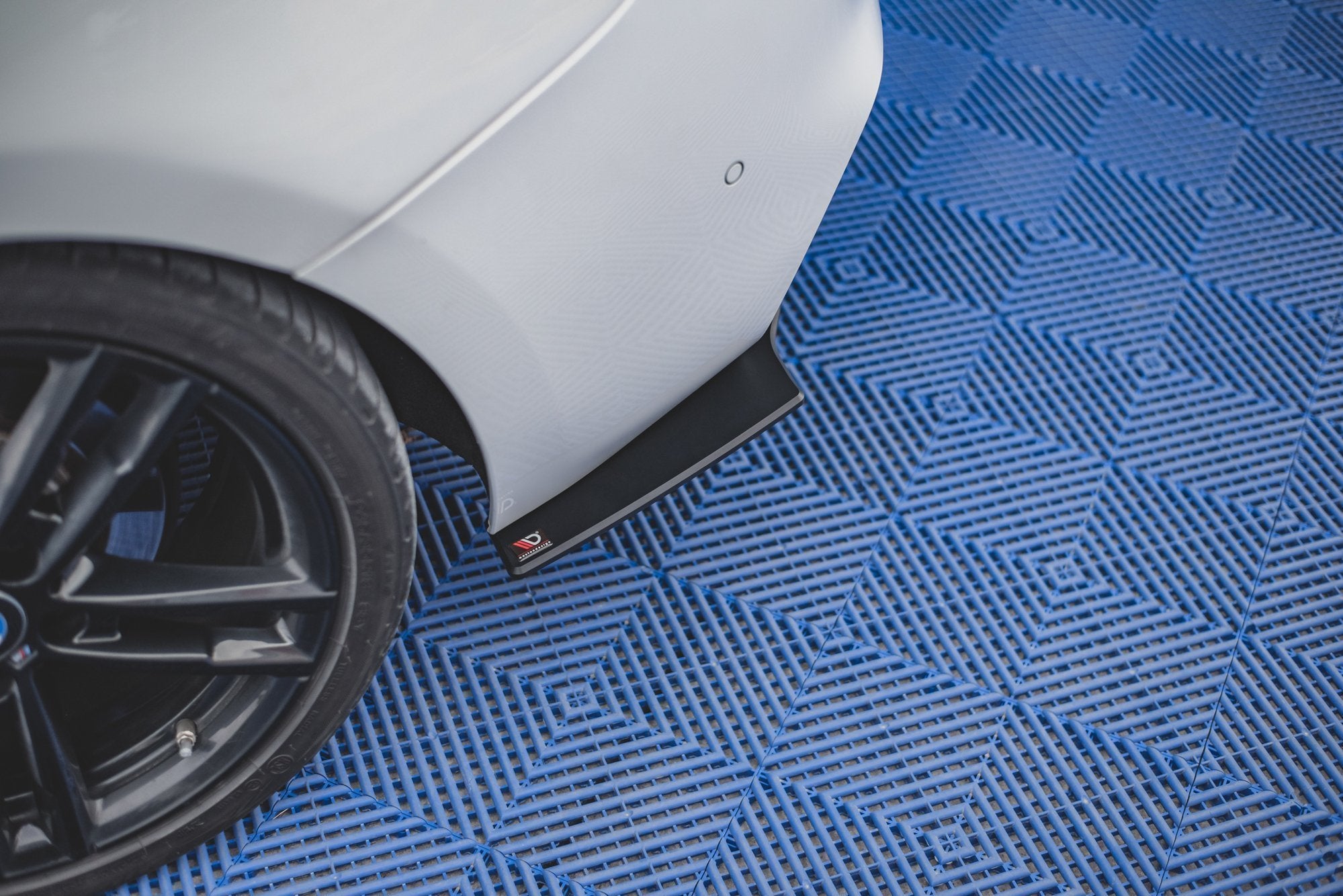 Side-Splitters-V.2-For-BMW-1-F20-M-Pack-M140I--Red-Line