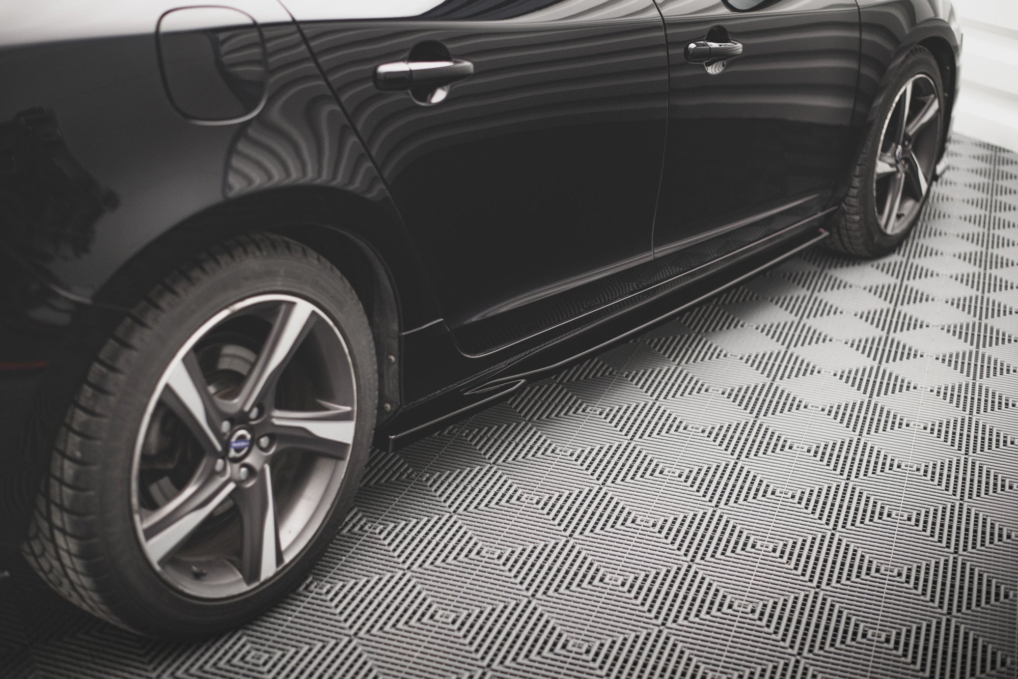 Side-Skirts-Diffusers-Volvo-S60-R-Design-MK2---Gloss-Black