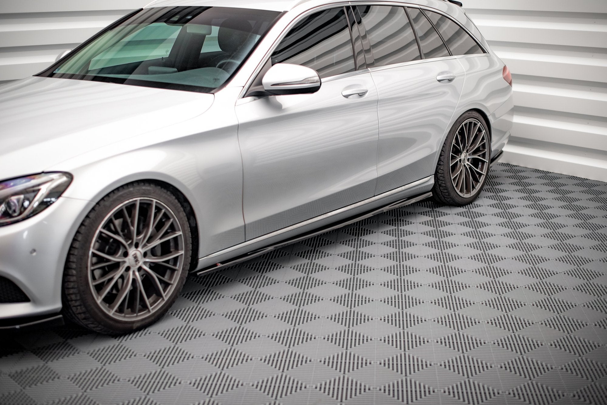 Side-Skirts-Diffusers-Mercedes-Benz-C-W205---Gloss-Black