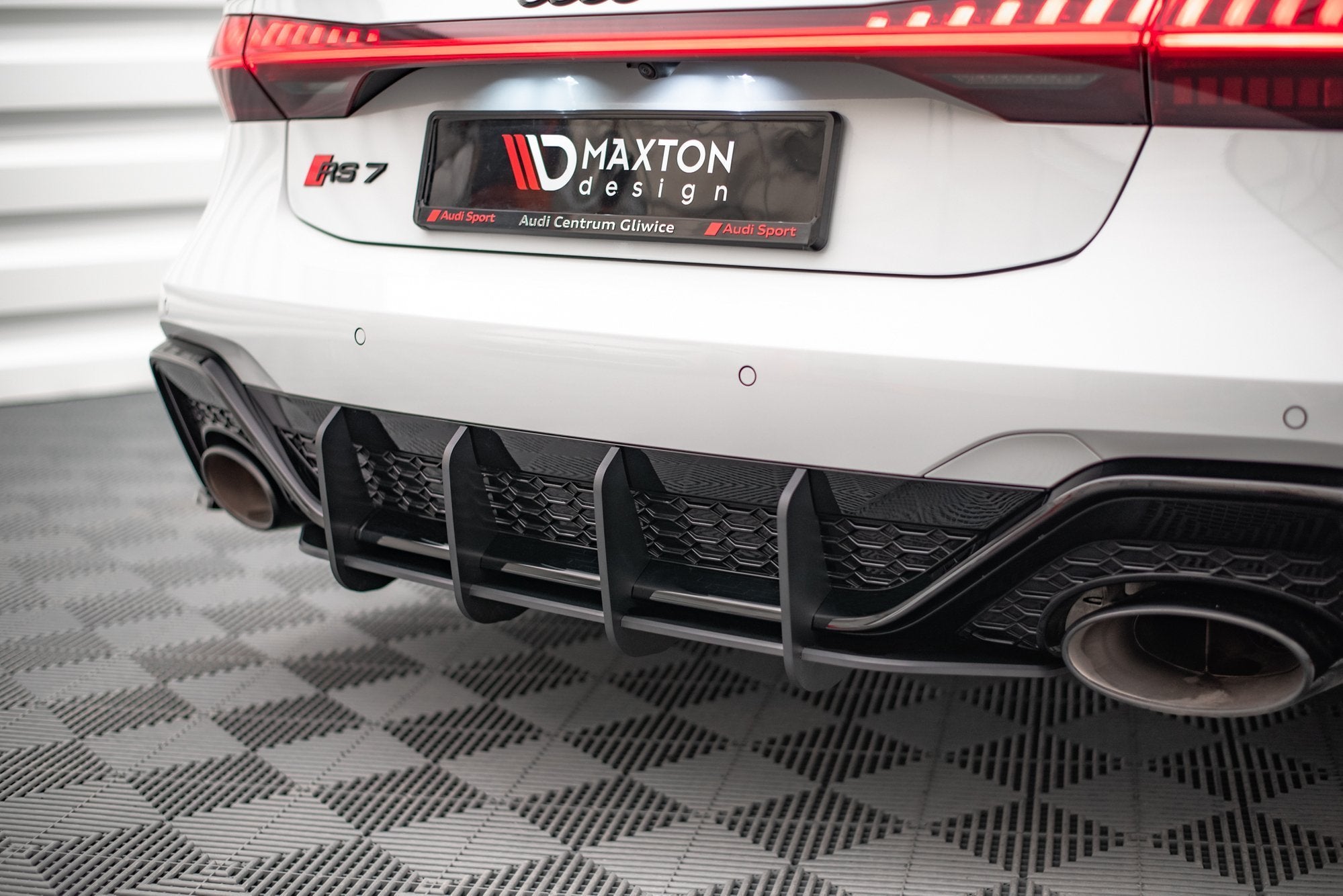 Street-Pro-Rear-Diffuser-Audi-RS7-C8-/-RS6-C8-Red-Line