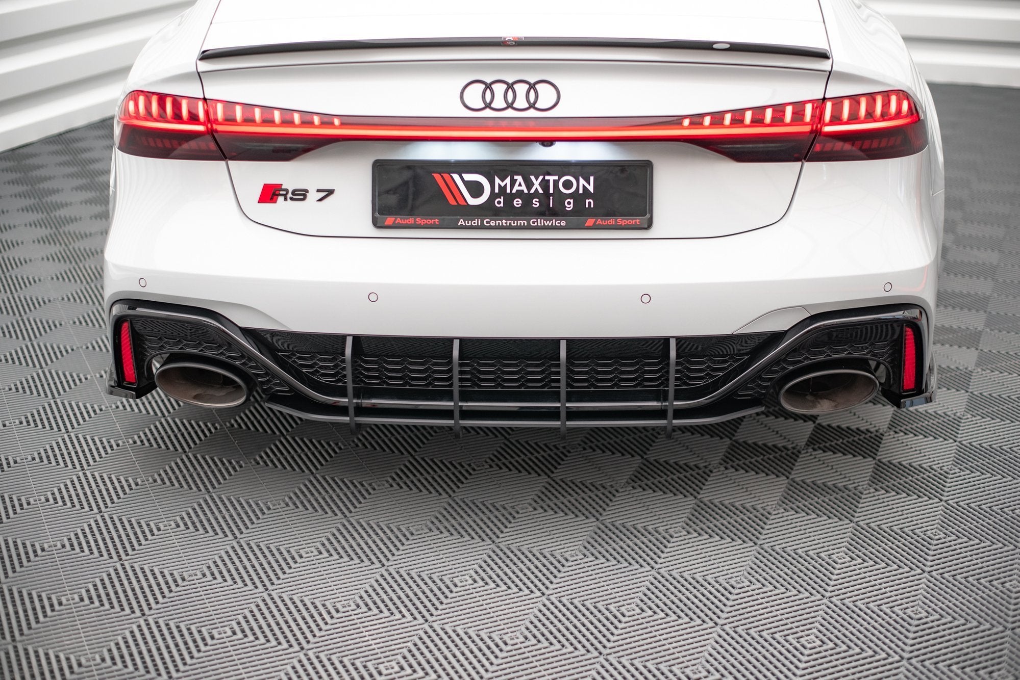 Street-Pro-Rear-Diffuser-Audi-RS7-C8-/-RS6-C8-Red-Line