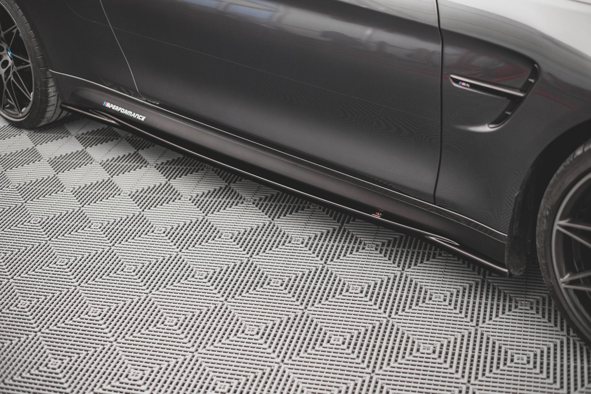 Side-Skirts-Diffusers-BMW-M4-F82---Gloss-Black