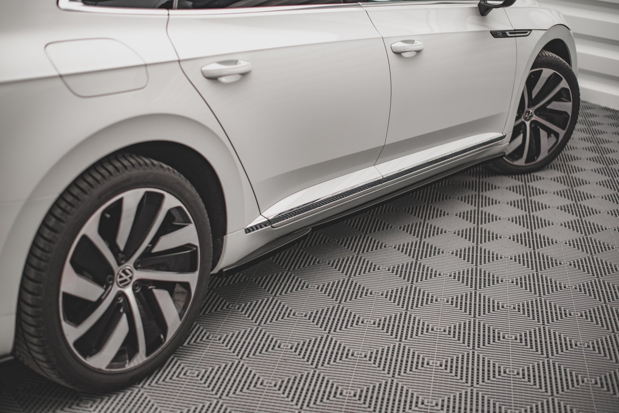 Side-Skirts-Diffusers-Volkswagen-Arteon-R-Line-Facelift-GB