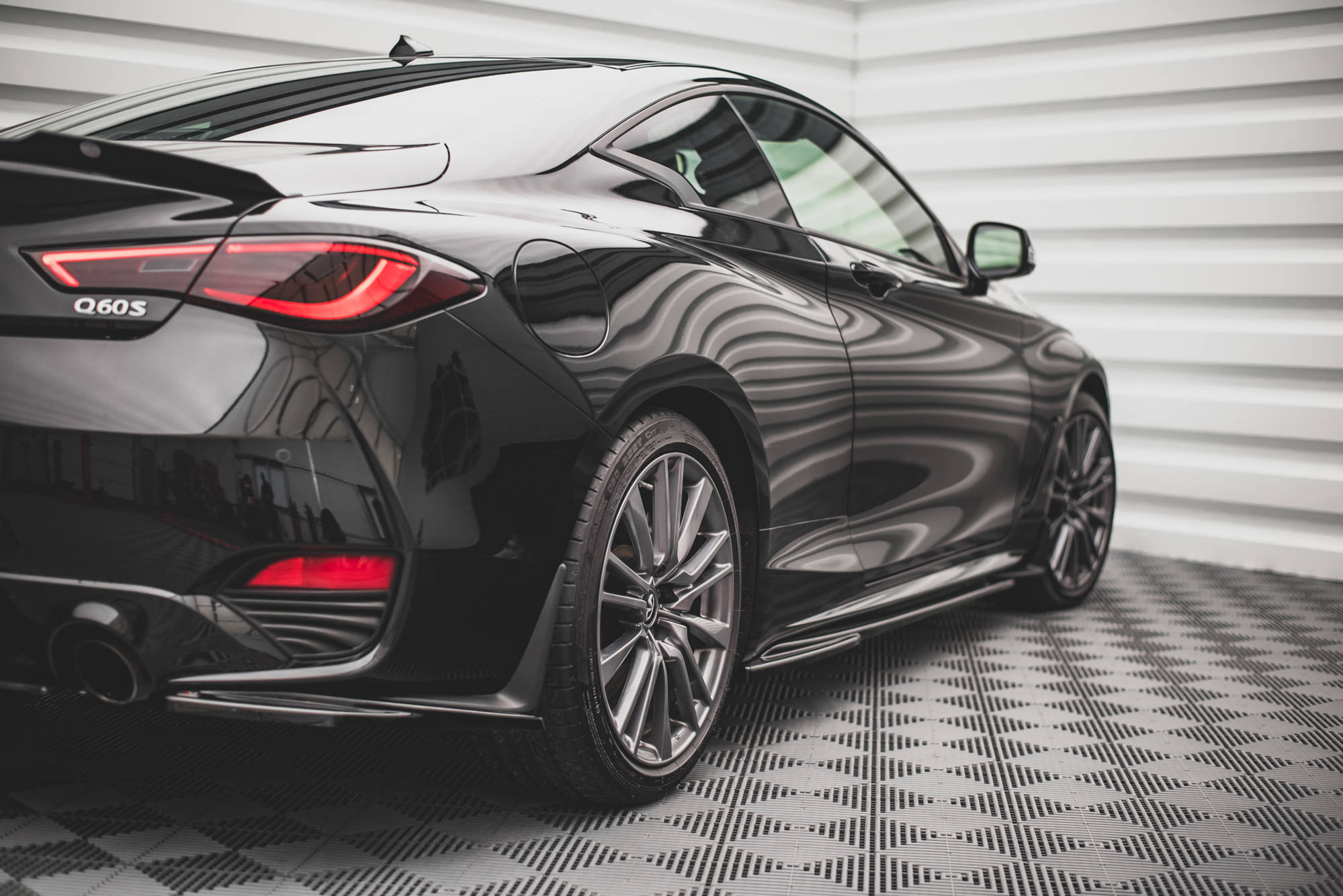 Side-Skirts-Diffusers-Infiniti-Q60-S-MK2---Gloss-Black