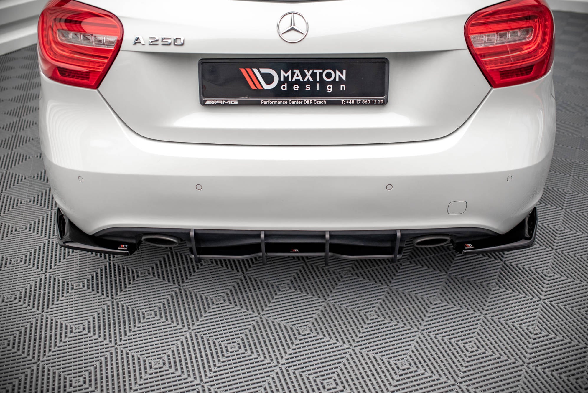 Street-Pro-Rear-Diffuser-Mercedes-Benz-A-W176-Red-Line