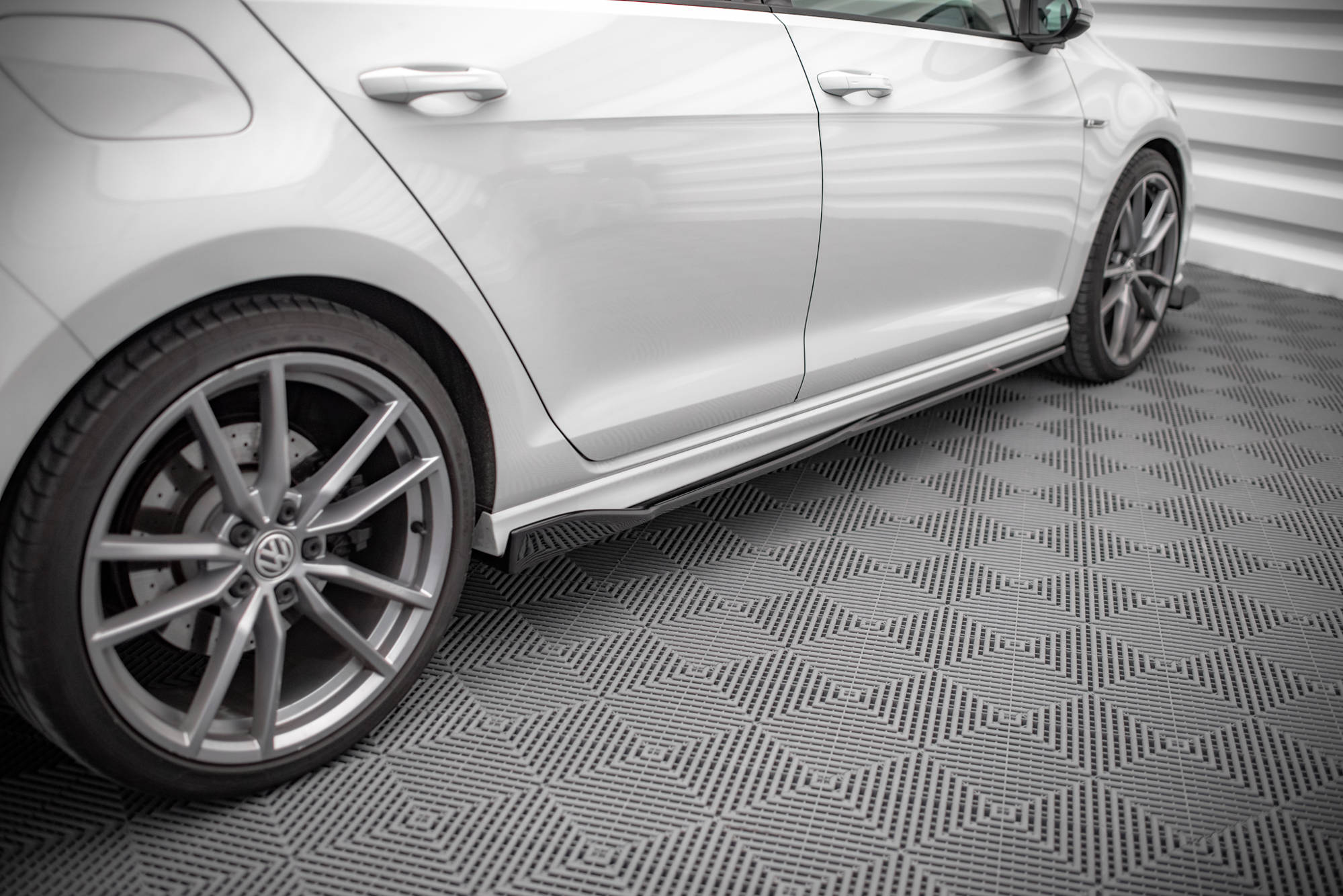 Side-Skirts-Diffusers-V.2-Volkswagen-Golf-R-MK7-GB