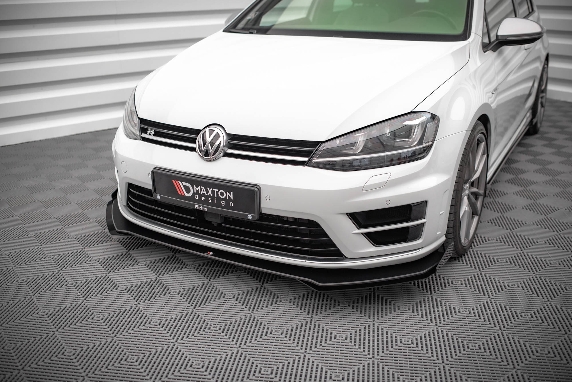 Street-Pro-Front-Splitter-V.1-+-Flaps-Volkswagen-Golf-R-MK7-