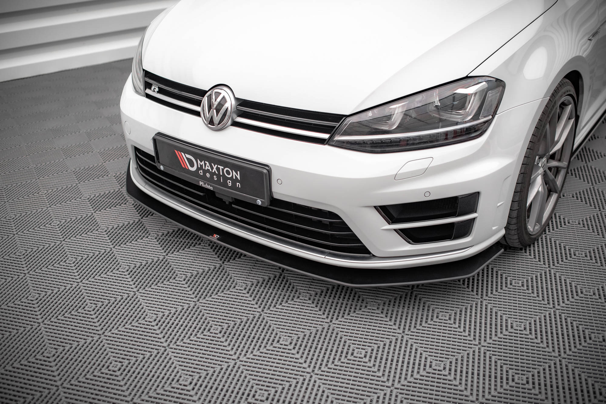 Street-Pro-Front-Splitter-V.2-Volkswagen-Golf-R-MK7-Red-Line