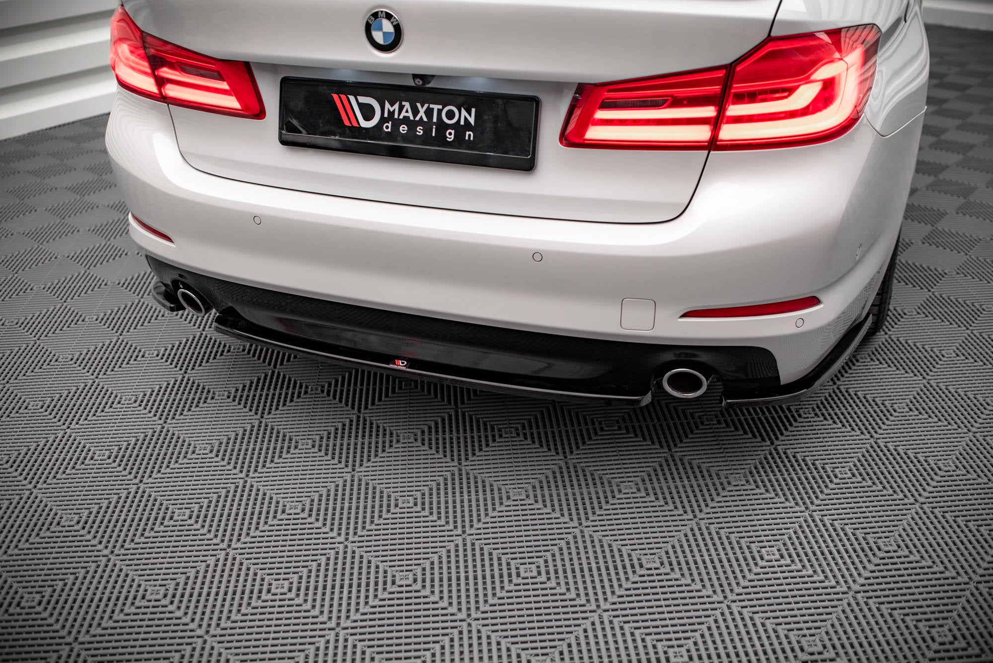 Central-Rear-Splitter-For-BMW-5-G30---Textured
