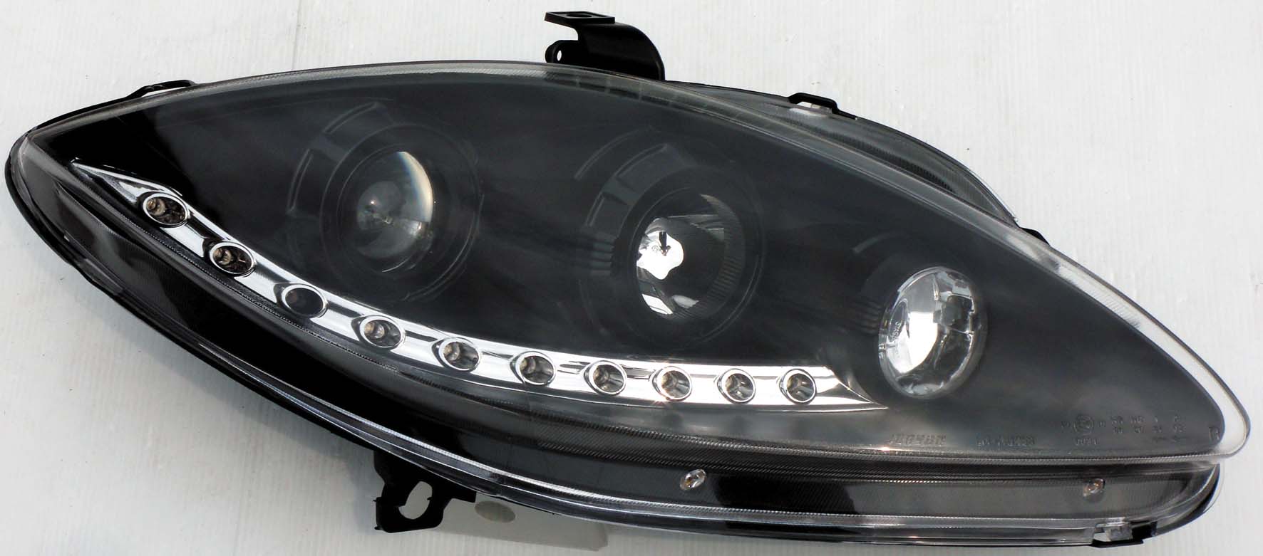 Seat-Leon/Altea/Toledo-05+-R8-Style-LED-Headlights-Black-V1