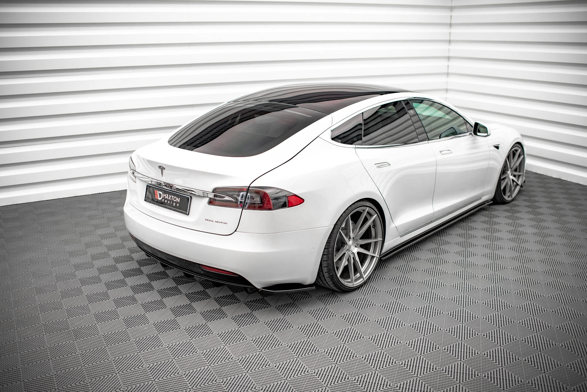 Side-Skirts-Diffusers-Tesla-Model-S-Facelift---Gloss-Black
