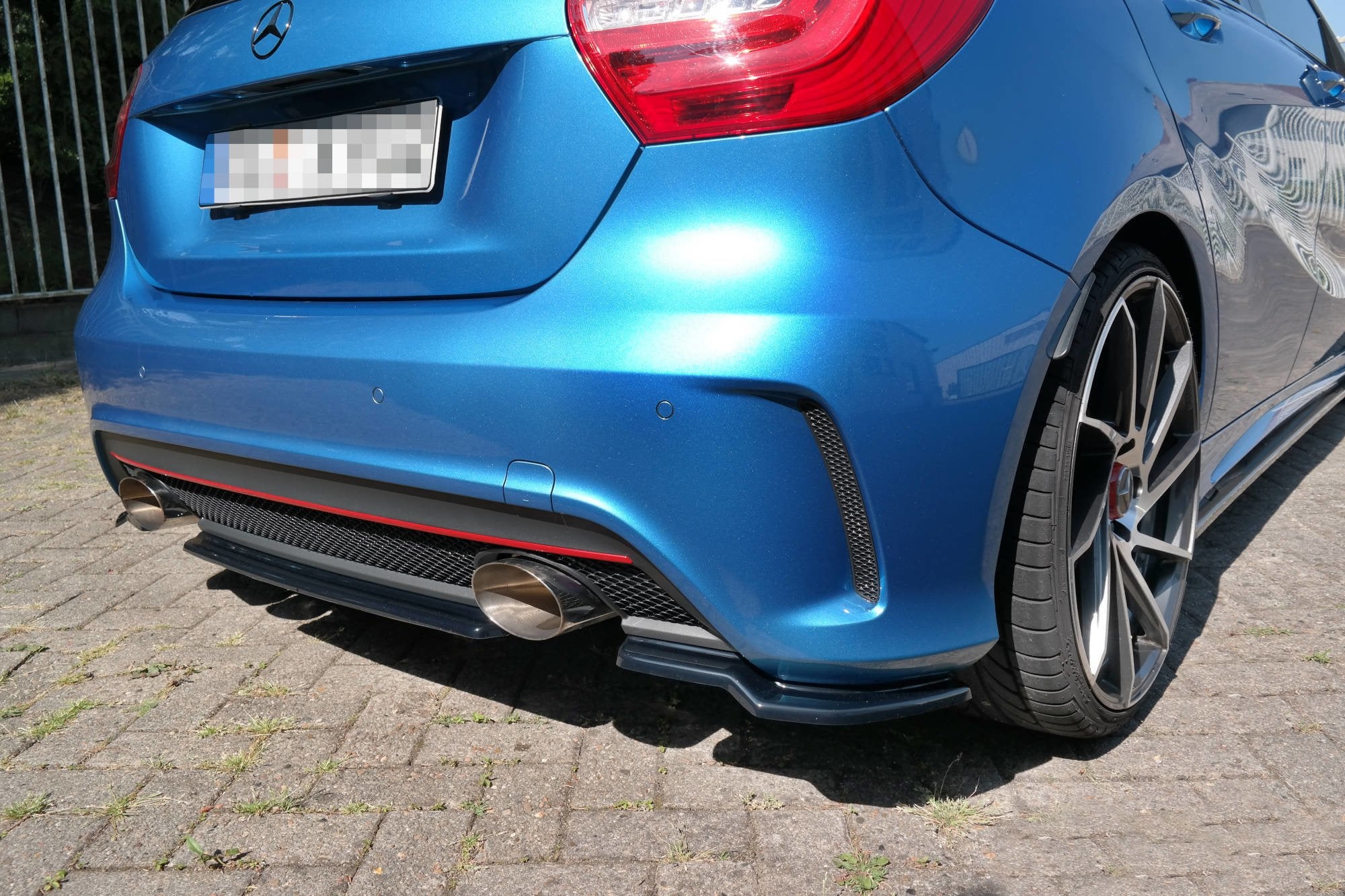 Central-Rear-Splitter-Mercedes-Benz-W176-AMG-Line-Preface-GB