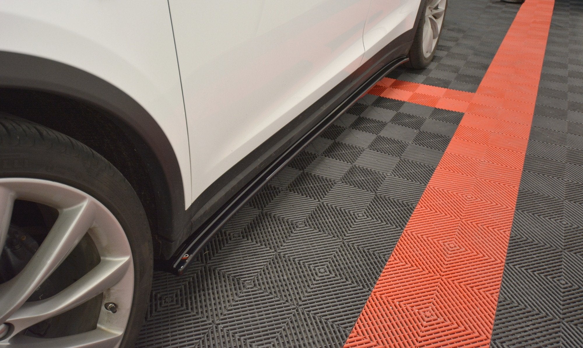 Side-Skirts-Diffusers-V.1-Tesla-Model-X---Gloss-Black