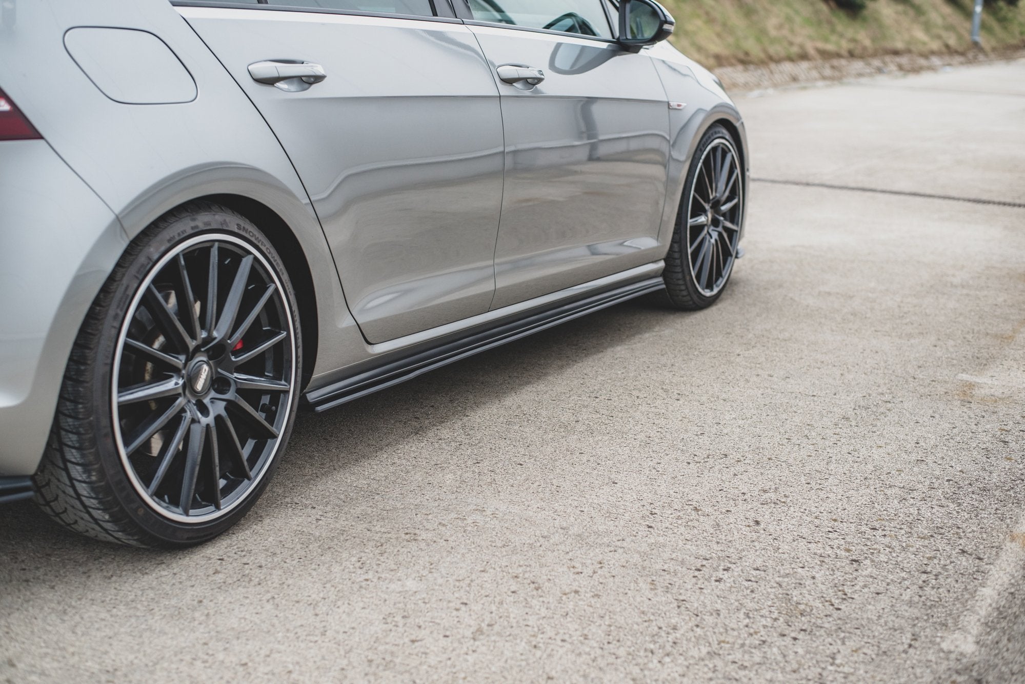 Racing-Durability-Side-Skirts-Diffusers-VW-Golf-7-GTi-Red-Li