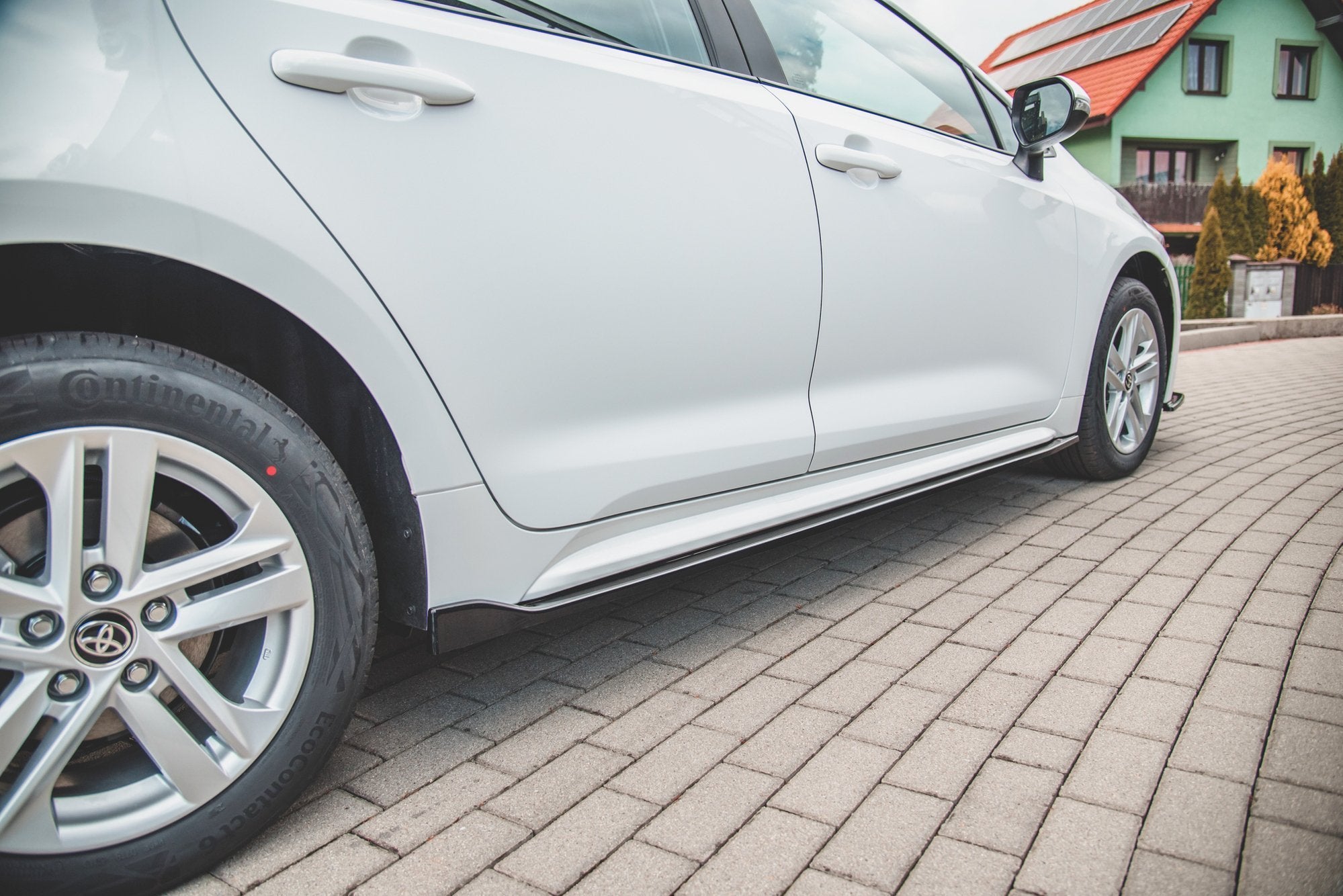 Side-Skirts-Diffusers-Toyota-Corolla-XII-Touring-Sports-GB